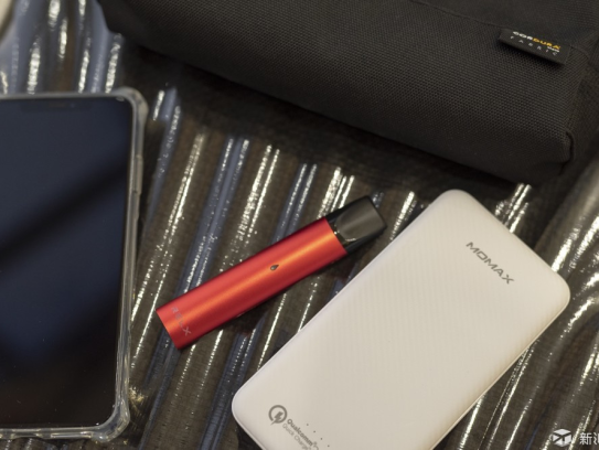 悦刻五代一吸红灯就闪：潮流科技新体验